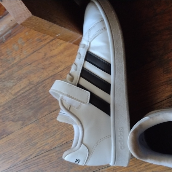 Adidas kids shoes good condition the laces are not discolored it's the light. - Picture 2 of 5